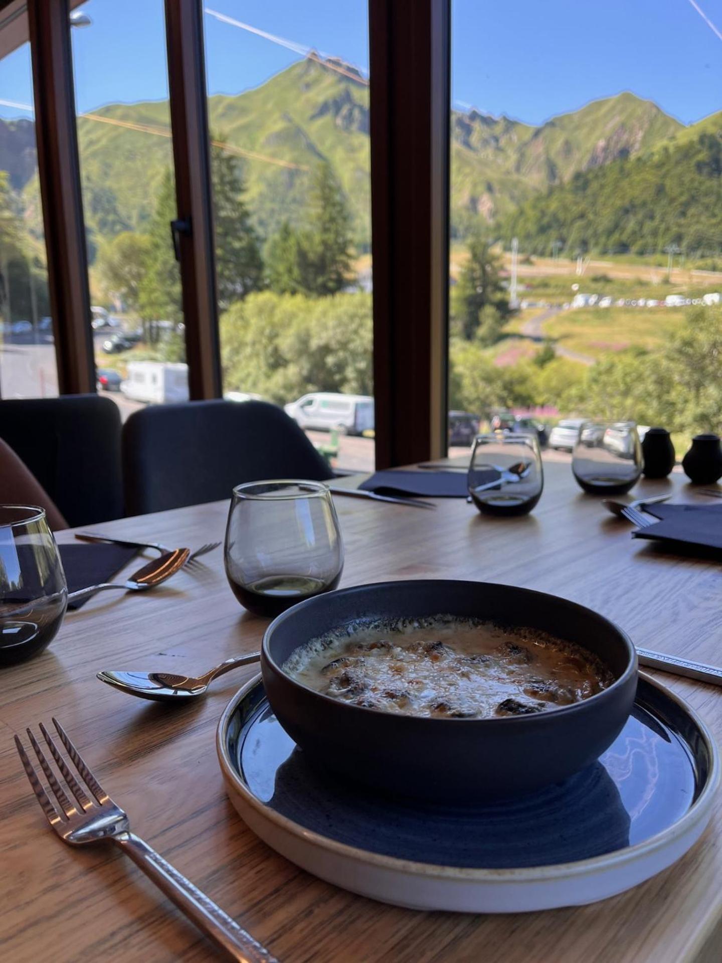 Du Puy Ferrand , Restaurant La Table De L'ours Le Mont-Dore